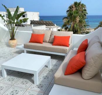 Eastern Hammamet Apartment | Roof Top Pied dans l'Eau Panoramic View, 80 meters from Seaside