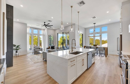 Dunedin House | Rooftop+Balcony/Elevator/Fenced Yard! Downtown Lux Townhome