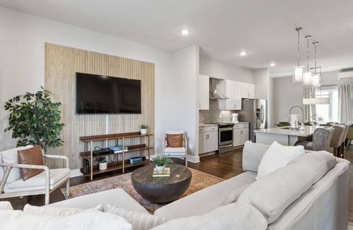 East Hill House | Rooftop Deck! Gorgeous Home, 3 Bdrs 3.5 Baths