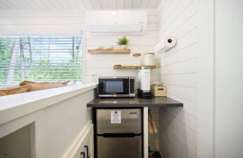 Broken Bow Cabin | Rooftop Deck, Outdoor Soaker Tub, Tiny Cabin Sleeps 2