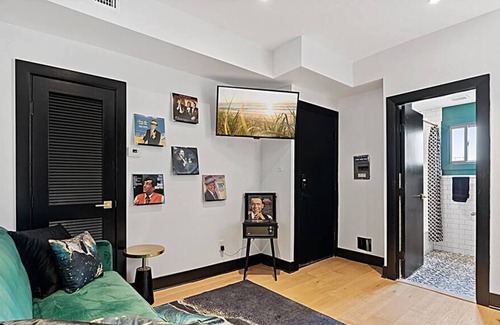 Melrose Condo | Rooftop Deck, Skyline View, BBQ in Sinatra Suite