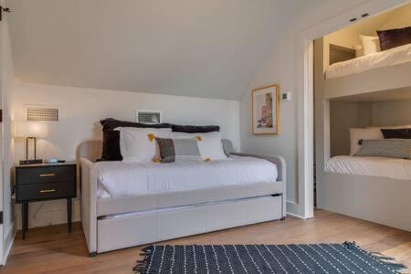 Germantown House | Rooftop Retreat Close to Downtown