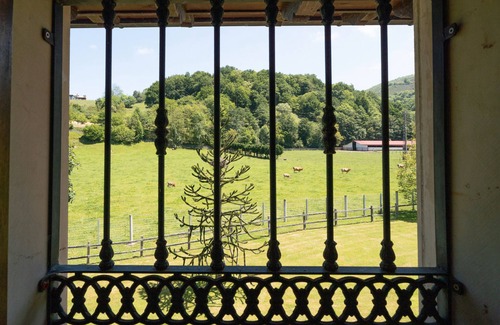 Santianes de Ola Apartment | Room 'Castañu' with Mountain View, Shared Garden and Wi-Fi