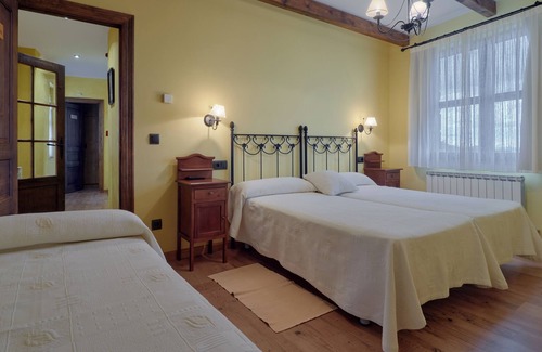 Santa Cruz de Montes House | Room 'La Vallamoura' with Mountain View, Shared Garden and Wi-Fi