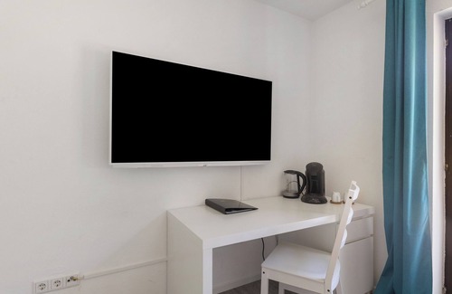 Niedenstein House | Room 'Ocean' with Shared Terrace, Garden and Wi-Fi