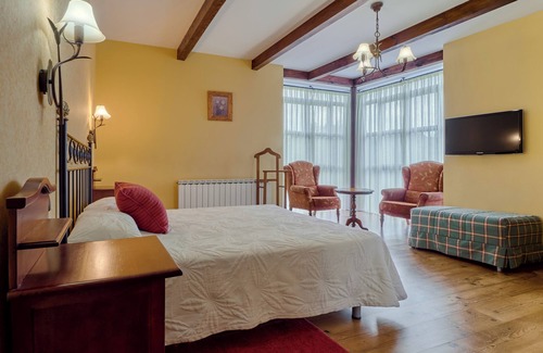 Santa Cruz de Montes House | Room 'Peñainfierna Con Chimenea' with Mountain View, Shared Garden and Wi-Fi