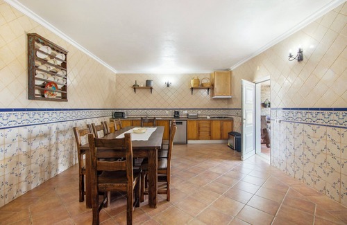 Espirito Santo Apartment | Room 'Quarto Vermelho - Patio View' with Shared Pool, Wi-Fi and Air Conditioning