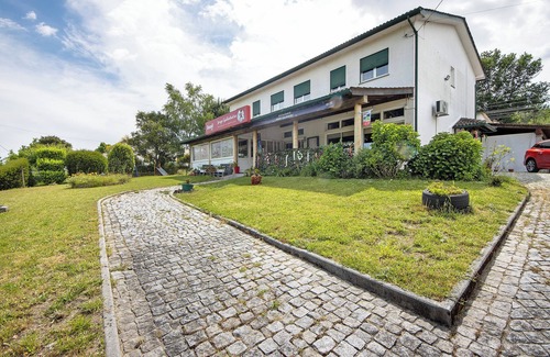 Castro Daire Apartment | Room 'Quarto 4 - Jorge Galinheiro' with Mountain View, Shared Garden and Wi-Fi