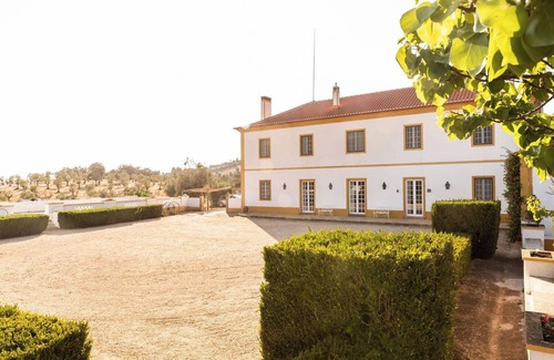 Cabeco de Vide Apartment | Room 'Quarto Duplo Com Casa De Banho Privativa 6' with Shared Pool, Wi-Fi and Air Conditioning