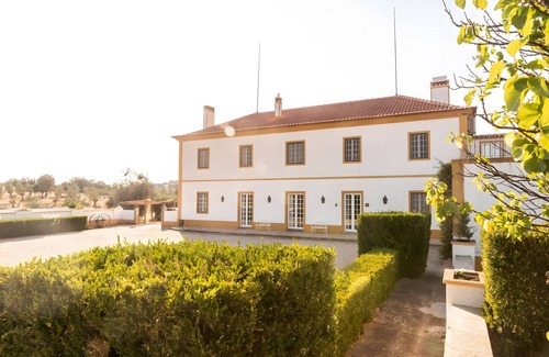 Cabeco de Vide Apartment | Room 'Quarto Twin Com Casa De Banho Privativa 2' with Shared Pool, Wi-Fi and Air Conditioning