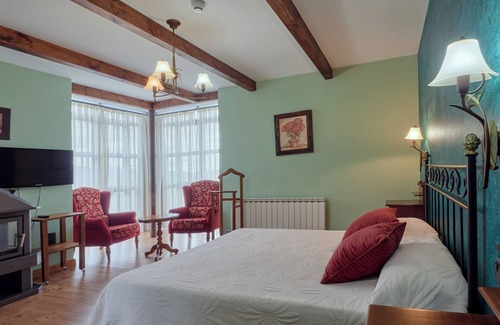 Santa Cruz de Montes House | Room 'Vidriales Con Chimenea' with Mountain View, Shared Garden and Wi-Fi