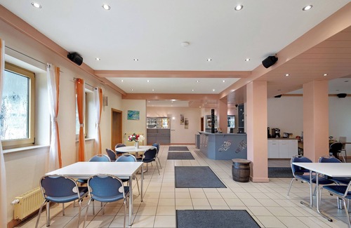 Markt Erlbach Apartment | Room 'Zimmer 13' with Shared Terrace, Shared Garden and Wi-Fi