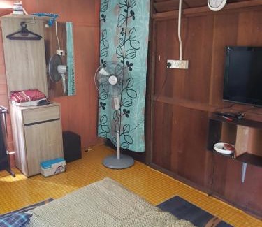 Batu Kikir House | Roomstay "Ghumah Uwan" bilik kayu