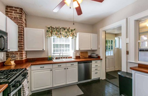 Druid Hills House | Roomy 5BR Bungalow w/Backyard | Close to Downtown
