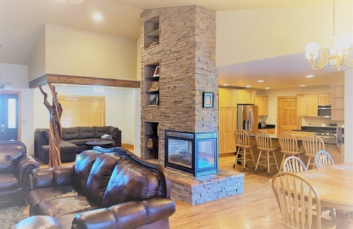 Moab South Valley House | Roomy home with trailer parking!