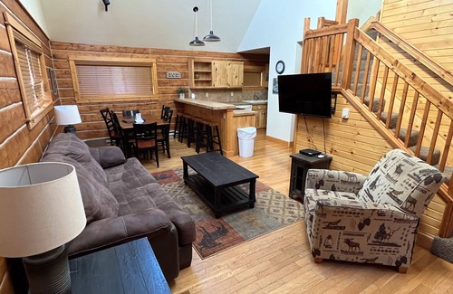 Almont Cabin | Roomy Taylor Canyon Cabin With Private Fishing Access