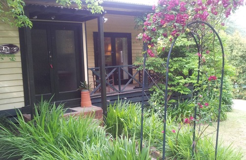 Dixons Creek Cottage | ROSE AT LEAFIELD COTTAGES