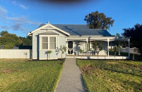 Dunolly House | Rose gold cottage