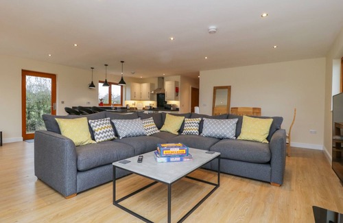 Sheriff Hutton Cottage | ROSE LODGE, family friendly, with a garden in Sheriff Hutton