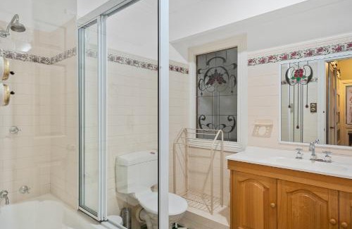 Franklin Bed & Breakfast | Rose Room, Franklin Lodge, Huon Valley