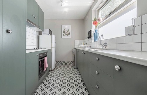 Windsor Apartment | Rosewood Lodge Cottage Charm off High Street