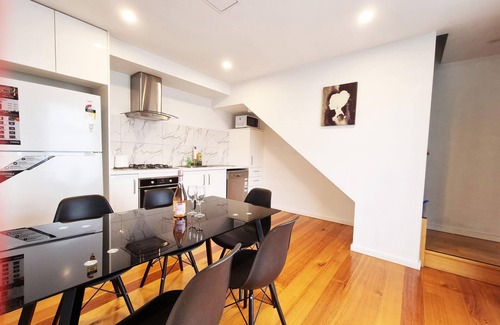 Maribyrnong Apartment | Rosie Townhouse at Gordon - Prime Location
