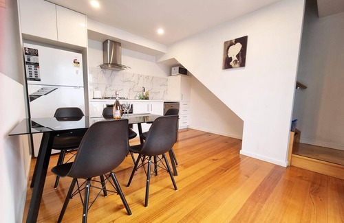Maribyrnong Apartment | Rosie Townhouse at Gordon - Prime Location