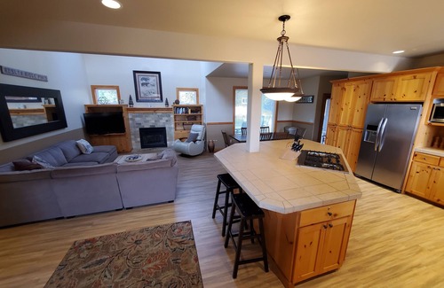 Ronald House | Roslyn Pines: Hot Tub, Spacious Deck, Dogs Welcome