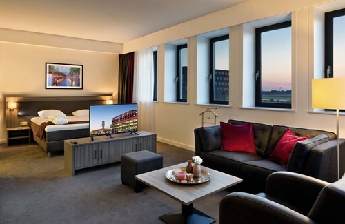 Zestienhoven Hotel | Rotterdam Convenience – Onsite Dining & Airport Access!