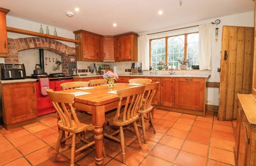 Wentnor Cottage | ROWAN COTTAGE, pet friendly, character holiday cottage in Wentnor