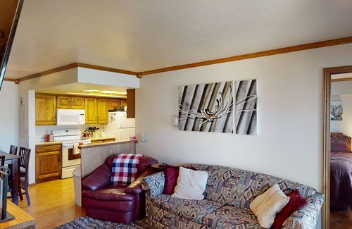 Brian Head Condo | Royal Vista II, Pool & Hot-Tub, Ski-I/O, 3 BR, 2 Bath, Sleeps 8