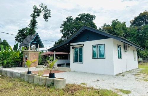 Kampung Pasir Tebakang House | Rumah Hayden - River View, 2BR, Wifi, Netflix