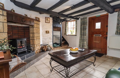 Tewkesbury Cottage | RUNNYMEDE, pet friendly, character holiday cottage in Tewkesbury
