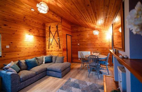 Ffestiniog Ski Chalet | Rural Log Cabin in Snowdonia near Coed y Brenin by Seren Short Stays