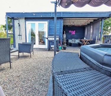 Fossoway House | Rural Private Lodge - With Hot Tub - Outdoor Kitchen and Covered Lounge for Two