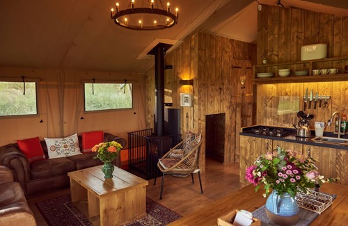 Glastonbury Cottage | RUSSET LODGE, pet friendly, with open fire in Glastonbury