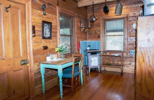 Wooragee Cottage | Rustic beauty and modern comforts