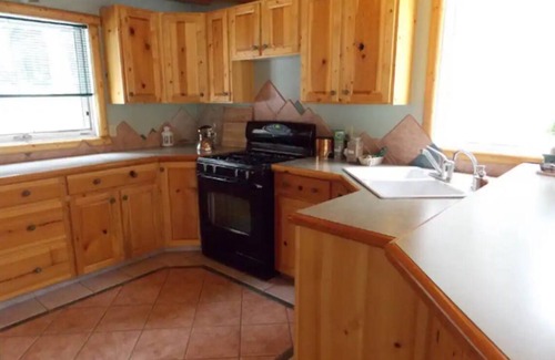 Golden Cottage | Rustic Beaverfoot Lodge Executive Cabin