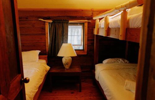 Golden Hotel | Rustic Beaverfoot Lodge Room N10