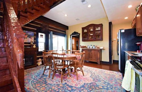 Oatmeal House | RUSTIC BLUEBONNET CABIN With VIEW BY HIDDEN FALL PARK