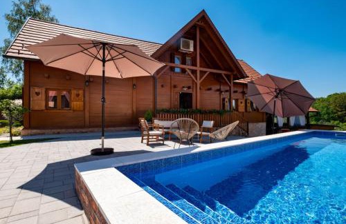 Kravarsko House | Rustic Cottage With Heated Pool - Happy Rentals