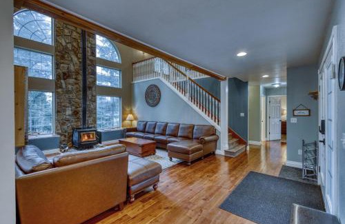 Kodiak House | Rustic Elegance 7 Bedrms 4 bath Cathedral Ceilings