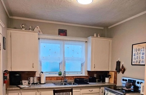 Saint John House | Rustic Escape - Cozy, Central & Pet-Friendly