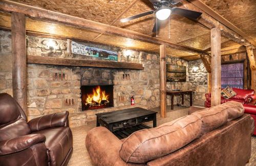 Gatlinburg - Pigeon Forge Ski Chalet | Rustic lodge- sleeps 24- space for large groups, hot tub, pool table, ping pong, and so much more!