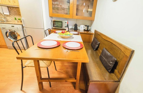 Sants-Montjuic Apartment | Rustic Poblesec 2bd Apartment
