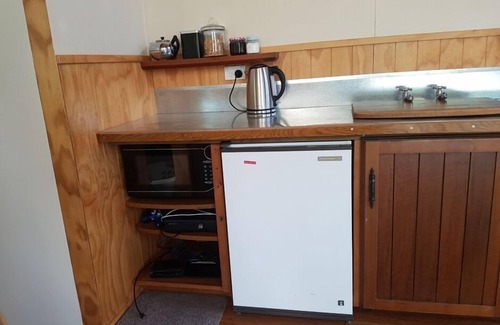 Charlton Cottage | Rustic Retreat, handy location