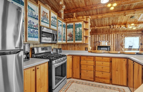 Harding-Birch Lakes House | Rustic Retreat With Stunning Mountain Views 3 Bedroom Home