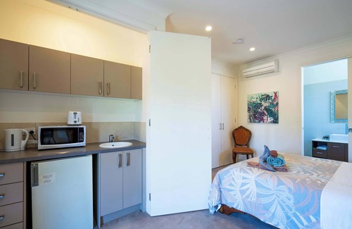 Labertouche House | Rustic Winery Villa | Queen Bed Room 5 with En-Suite