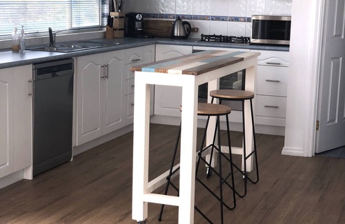 Middleton House | Sable Blanc on Newell - pets allowed - 3 min walk to the beach & fabulous views.