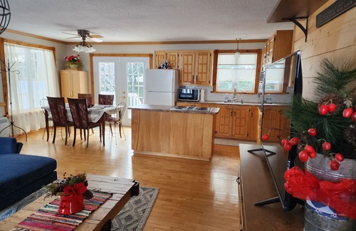 Begin House | Saguenay-Lac-Saint-Jean Getaway 3-Bedroom Holiday Cottage with Garden View